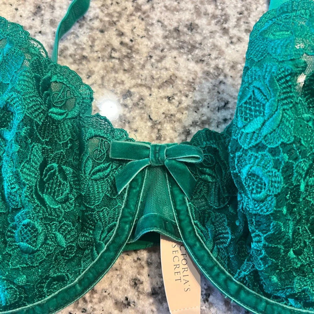 Victoria's Secret Emerald Green Lace Bra With Velvet Trim